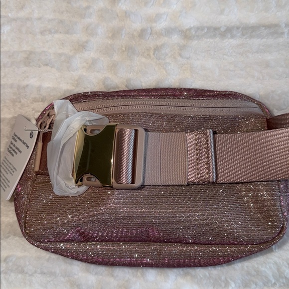 🆕 LULULEMON Everywhere Belt Bag 1L Glitter Pink Champagne/Muse/Gold NWT - Picture 10 of 17